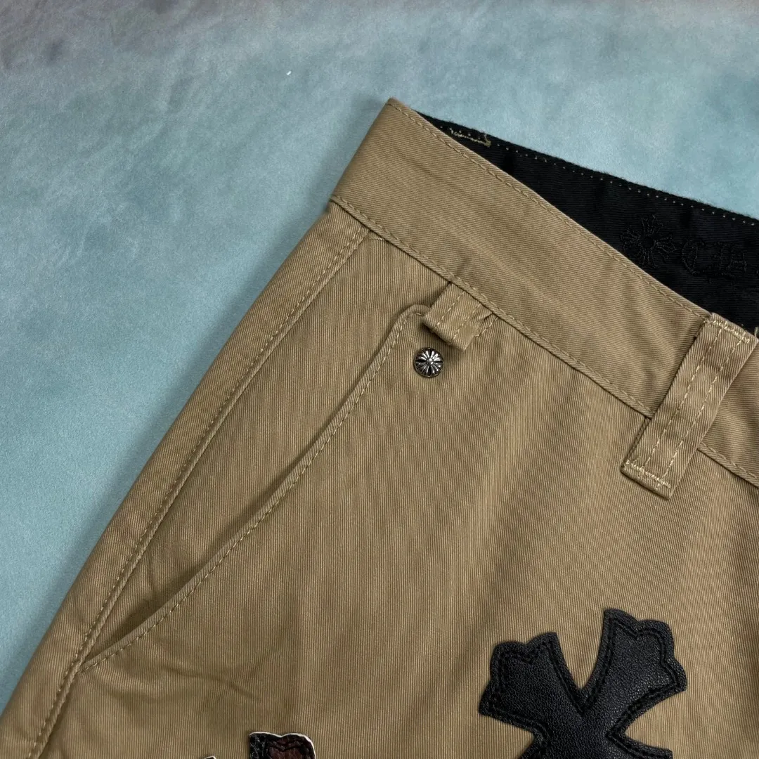 🅿️290 🔘Style No.-KL158 🔘Cro Heart𝐂𝐡𝐫𝐨𝐦𝐞 𝐇𝐞𝐚𝐫𝐭💥Breaking hot style💥Camouflage checkerboard horse hair cross patch khaki casual jeans* [same style as Angelababy] Chrome full of exploring the ultimate in fashion Hearts新款克罗心裤子，巧妙融合迷彩十字、棋盘马毛十字等元素，打破传统界限。 The clever fusion of Mattyboy’s same style, overalls and khaki jeans brings endless matching inspiration to fashionistas.  This pair of Crow Heart overalls not only presents a unique retro style, but also takes into account both comfort and sophistication with its wide-leg fit and loose design.中高腰设计搭配慵懒又随意的风格，既显腿长又保持休闲感，是潮男潮女的时尚必备之选。  Khaki overalls are unique in leather matching and color selection, making them the leader among overalls. Chrome Hearts' khaki cross chino casual pants have a prince-like aristocratic feel. The pants have 40 panels of leather and full texture. The W34 size is perfectly presented and has become the focus of the forefront of fashion. Whether it's for daily wear or a trendy try, these pants can bring you an excellent fashion experience.  Size: S M L XL XXL (28.30.32.34.36) Color: Khaki